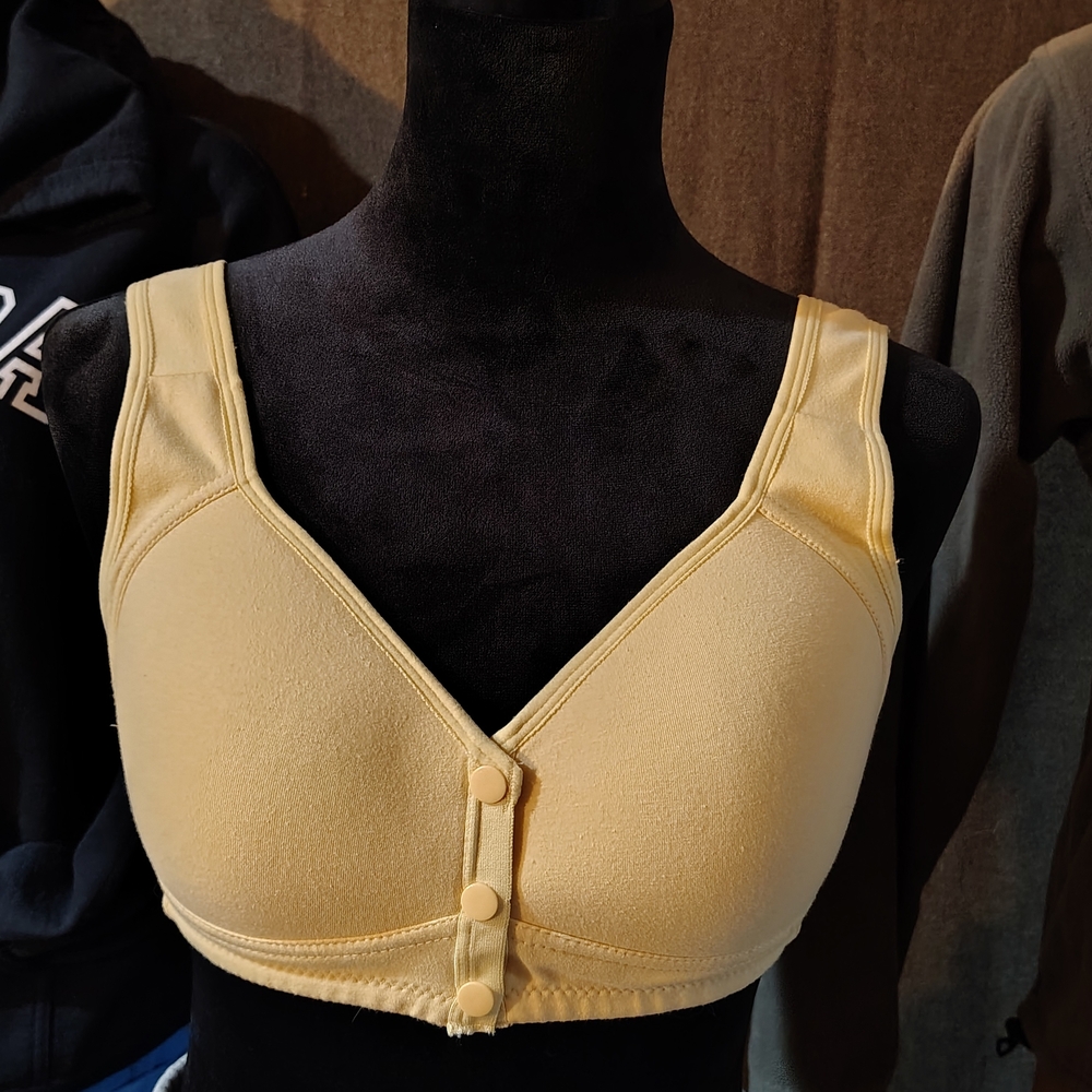 Elegant Cream Button-Front Bra L